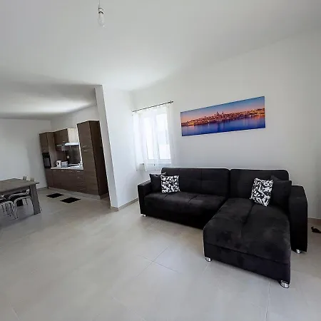 Daire Close To Airport Żejtun