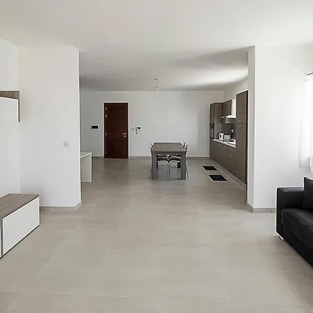 Daire Close To Airport Żejtun