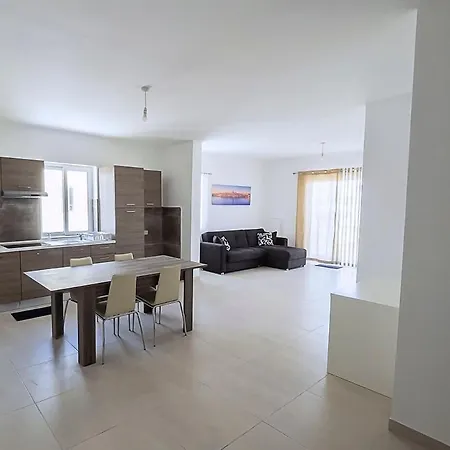 Daire Close To Airport Żejtun