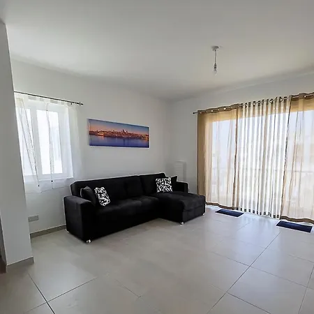 アパート Close To Airport Żejtun